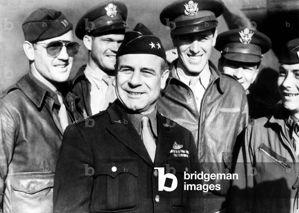 USA / Japan: Lt. Gen. James H. Doolittle (center), commander of the Army Air Forces Eighth Air Force, surrounded by a group of U.S. flyers, 1942