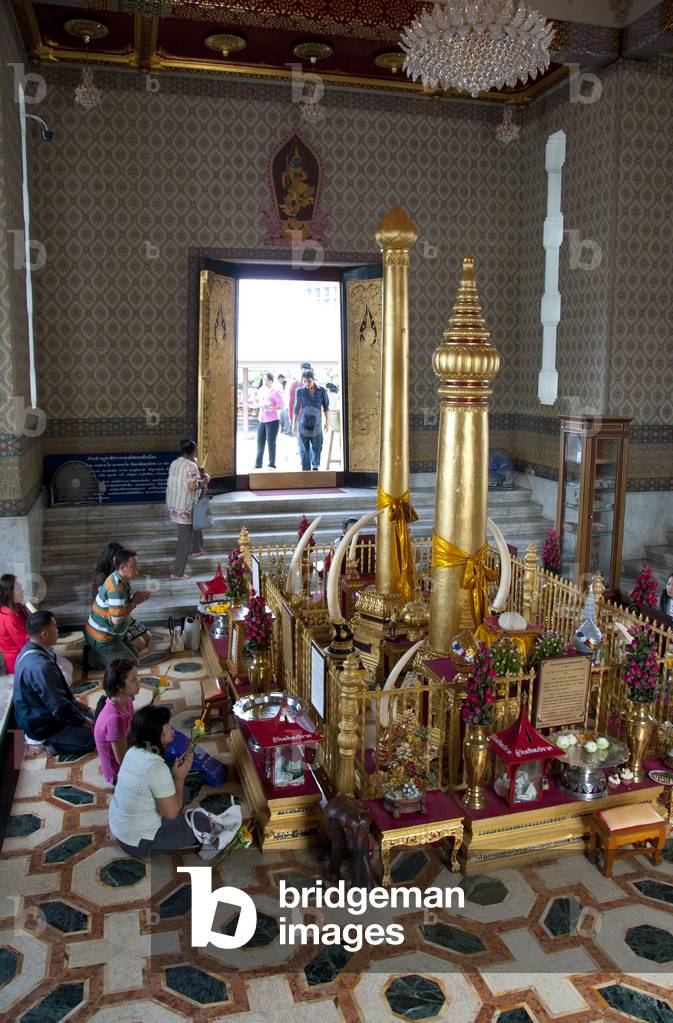 Thailand: People paying respect to the Lak Muang (City Pillar), next to Sanam Luang, Bangkok