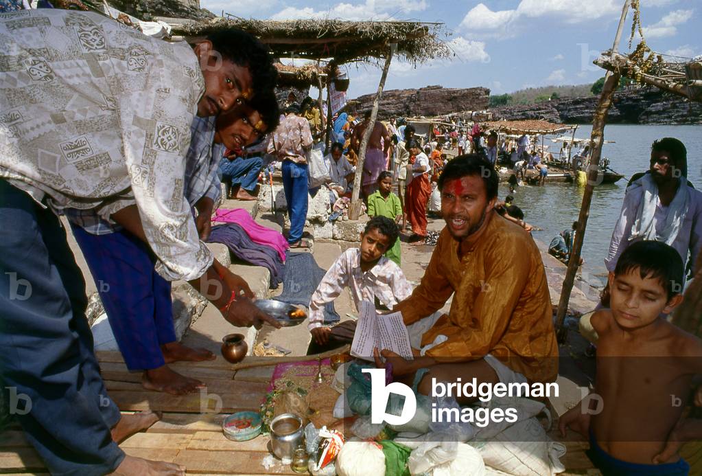 India: Hindu rites being performed at the Omkareshwar Mahadev Temple on the Narmada River, Madhya Pradesh