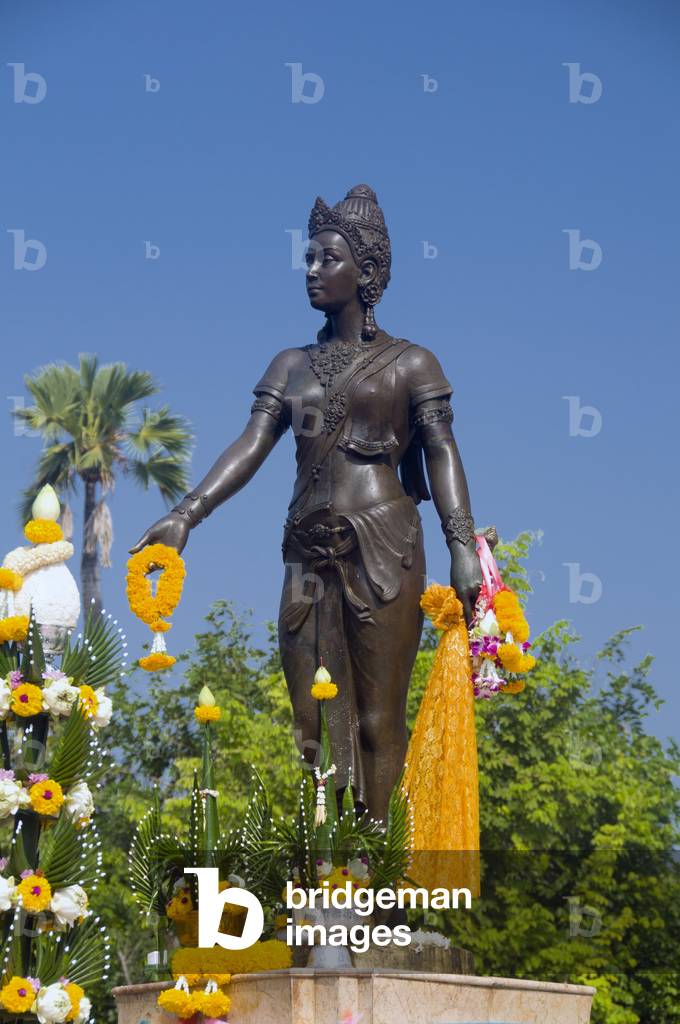 Thailand: The Queen Chamathewi statue attracts devotees, Lamphun