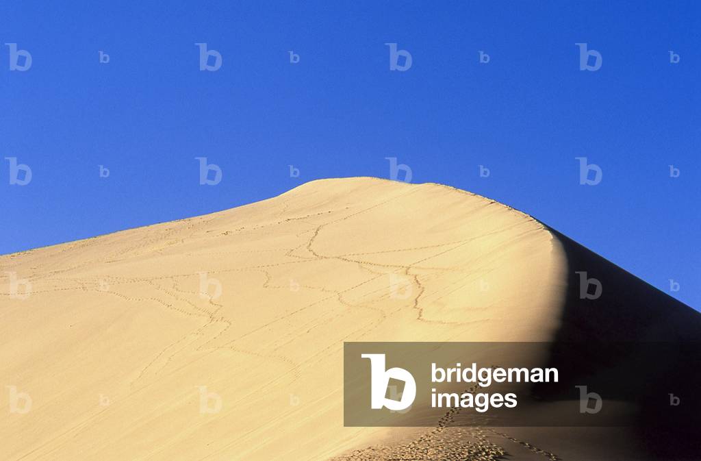 China: The singing sand dunes of Mingsha Shan (Mingsha Hills) in the Kumtagh Desert, Gansu Province