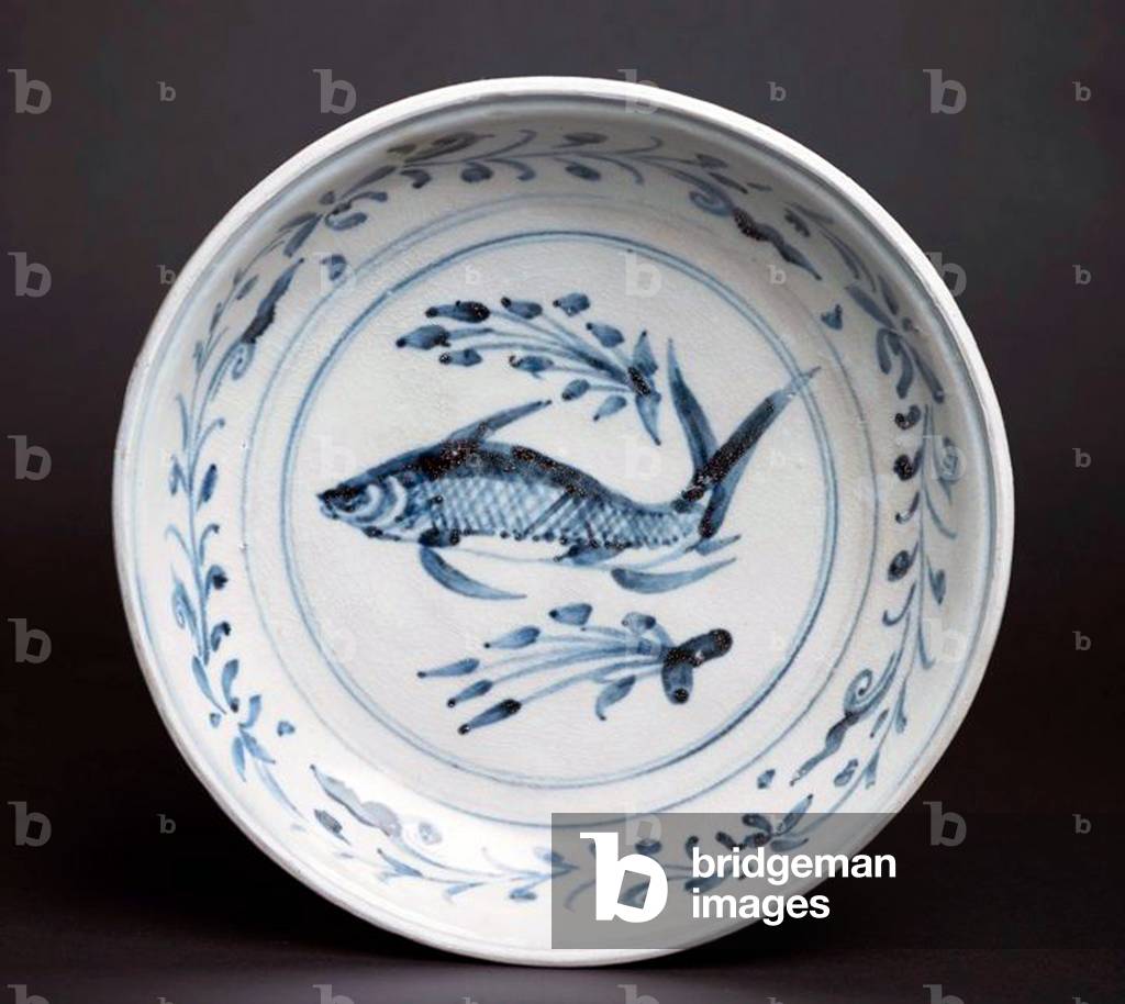 Vietnam: Blue and White Fish Plate with single fish swimming among water plants, set within a band of scrolling lotus. Later Lê Dynasty (1533-1788)