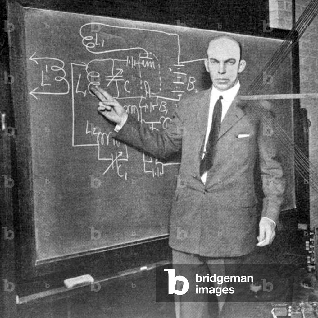 USA: Edwin Howard Armstrong (1890-1954), electrical engineer and radio inventor demonstrating his superregenerative receiver, New York, 1922
