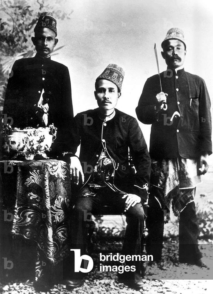 Indonesia / Sumatra: Sultan Alauddin Muhammad Da'ud Syah II (1864 - 1939), thirty-fifth and last sultan of Aceh, with servant and bodyguard. Aceh War (1873 - 1914)