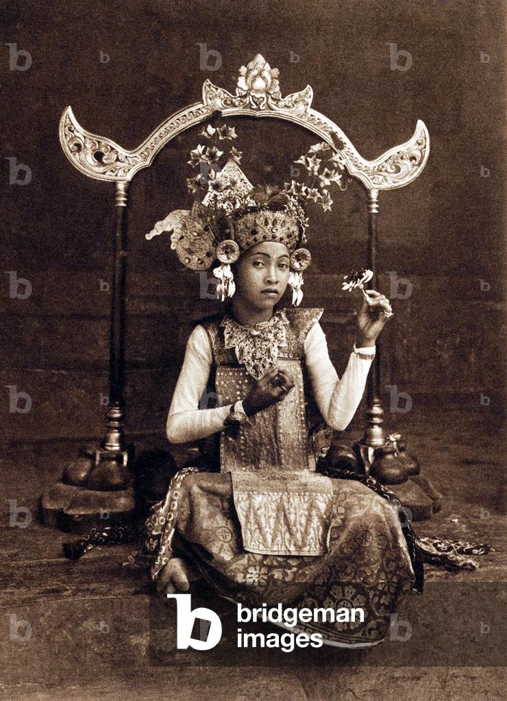 Indonesia: 'Balineesch dansmeisj in rust' (A dancing-girl of Bali, resting). Thilly Weissenborn, c. 1925