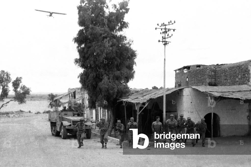 Israel - Palestine: Israeli soldiers advancing to capture Beersheba, Arab-Israeli War, 20 October 1948