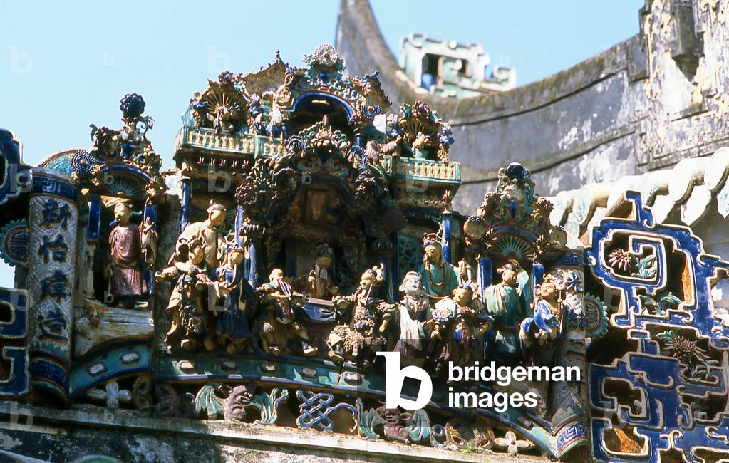 China: Plasterwork figures adorning the front of the Kun Iam Tong Buddhist temple, Macau