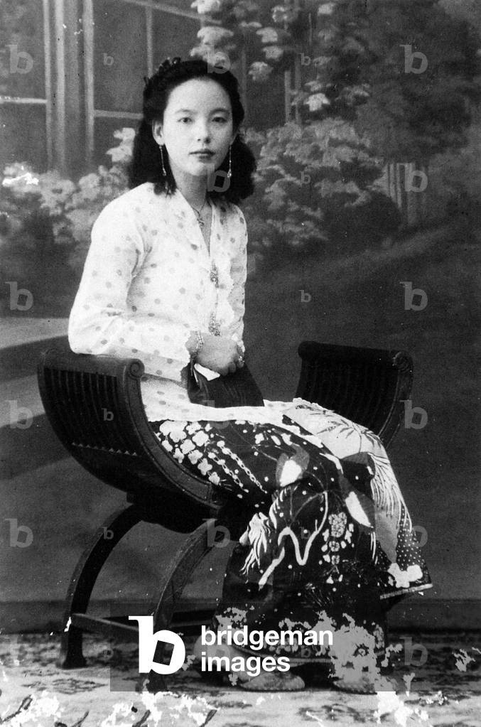 Malaysia / Singapore: A modern young Nyonya with bobbed hair, Melaka / Malacca, c. 1940s