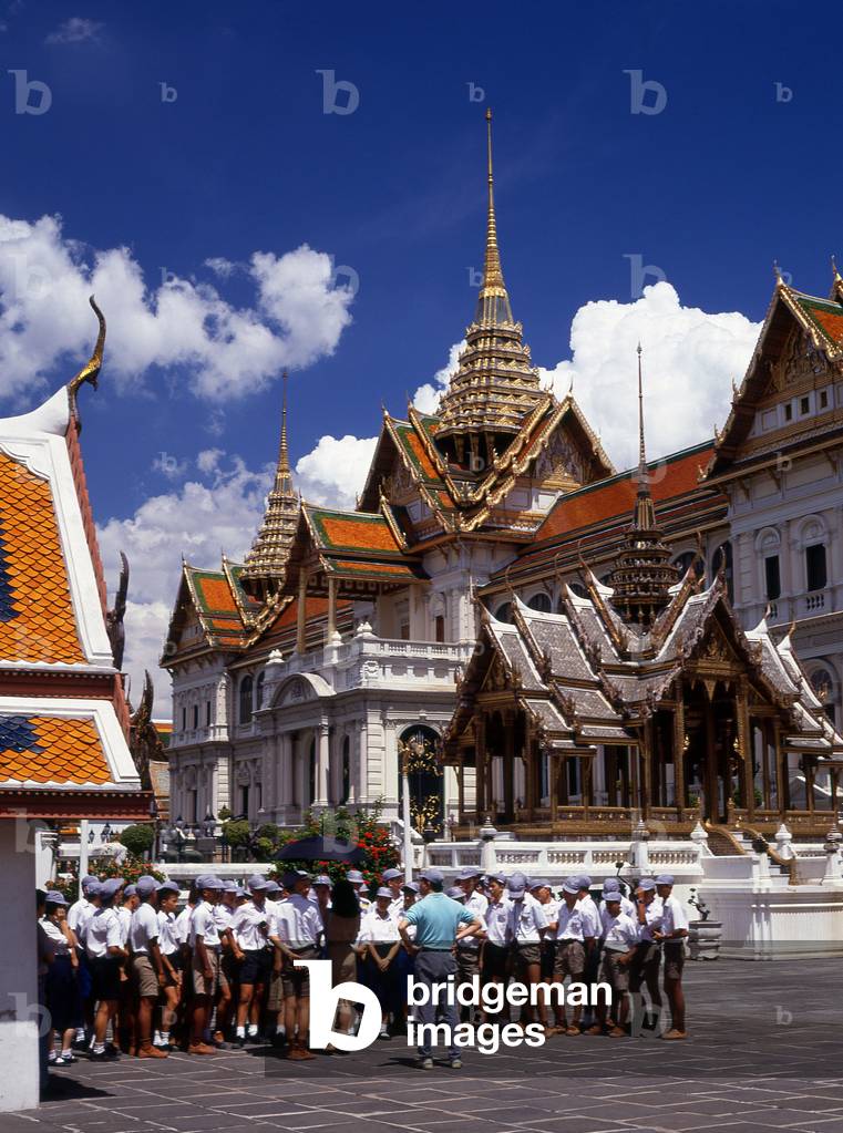 Thailand: Schoolchildren admire the Phra Phinang Chakri Maha Prasat, The Grand Palace, Bangkok