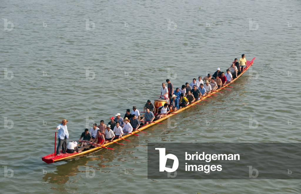 China: Dragon boat and its crew on the Li River, Guilin, Guangxi Province