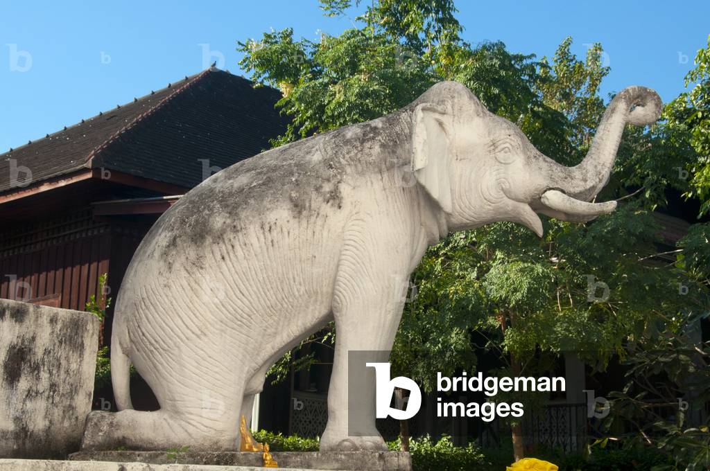 Thailand: Elephant at the base of the chedi at Wat Duang Di, Chiang Mai