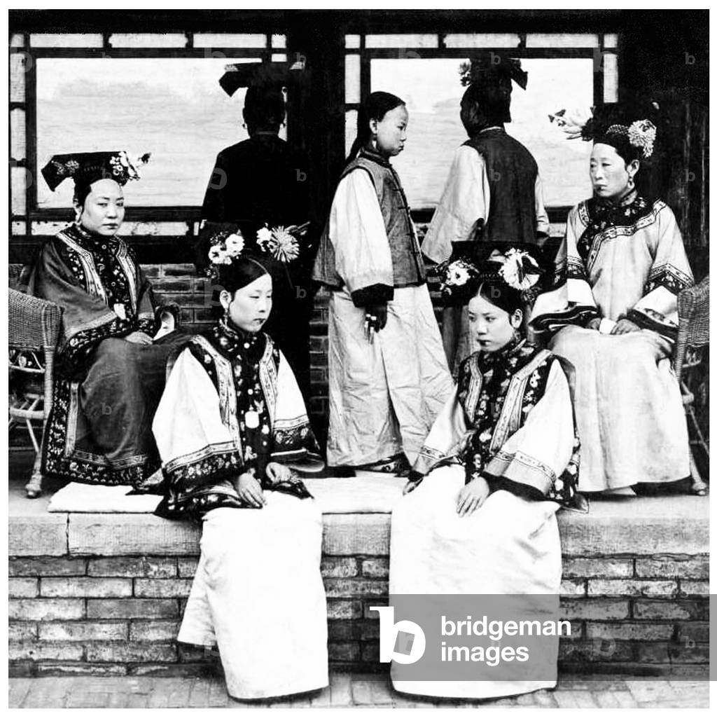 China: Manchu court ladies, Beijing, late Qing Dynasty, c. 1900 (photo)