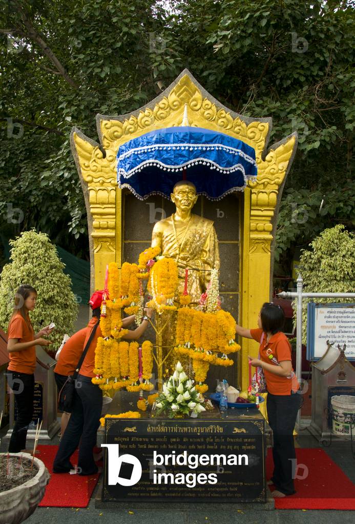Thailand: Devotees at the Khru Ba Srivichai (1878 - 1938) memorial at the foot of Doi Suthep, Chiang Mai, northern Thailand