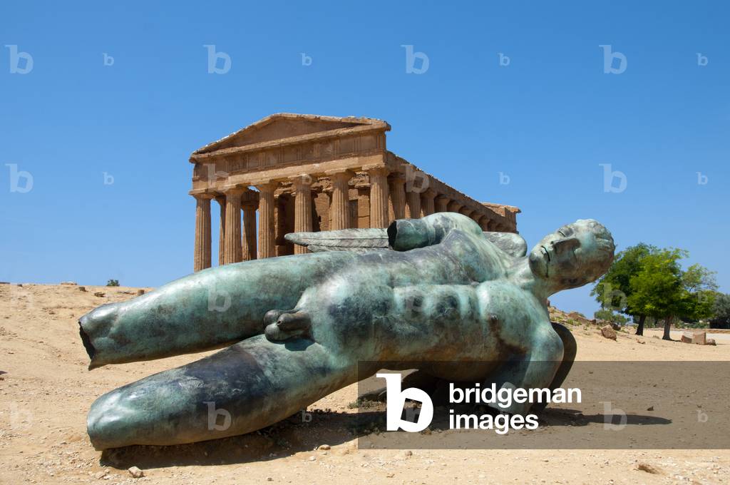 Italy: Icarus fallen to earth (bronze statue by Polish sculptor Igor Mitoraj, 1944 - 2014) lies in front of the Temple of Concordia (c. 440 - 430 BCE), Valley of the Temples (Valle dei Templi), Agrigento, Sicily (photo)