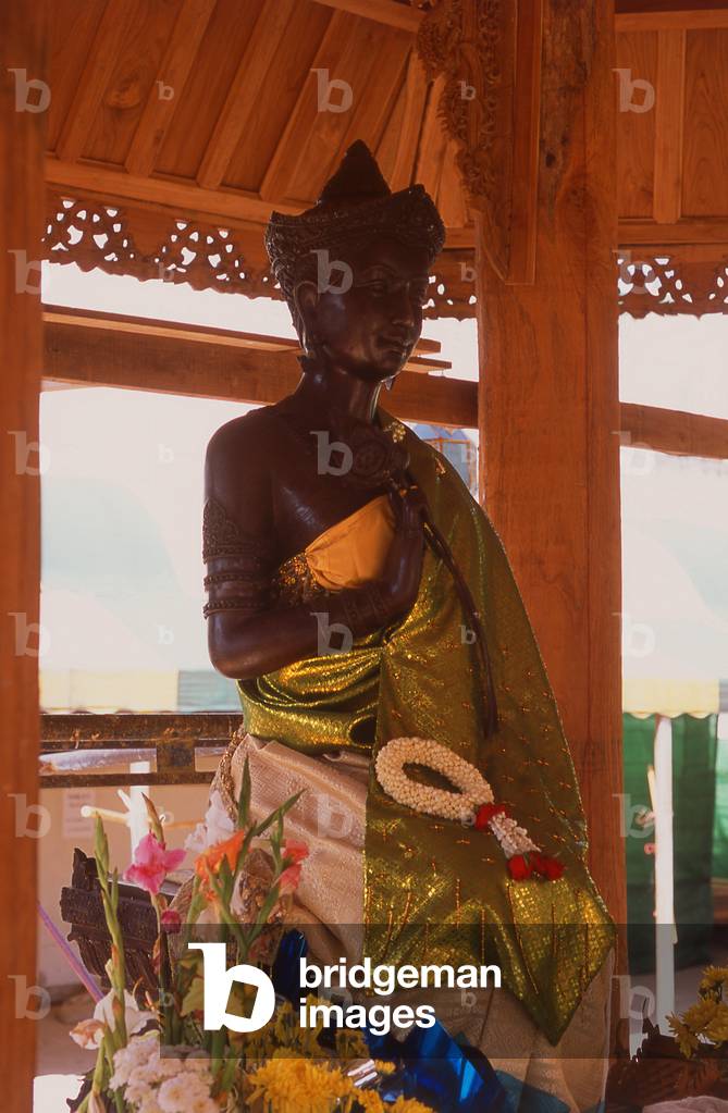 Thailand: Queen Chiraprapha statue in the octagonal pavilion at Wat Lok Moli, Chiang Mai, northern Thailand