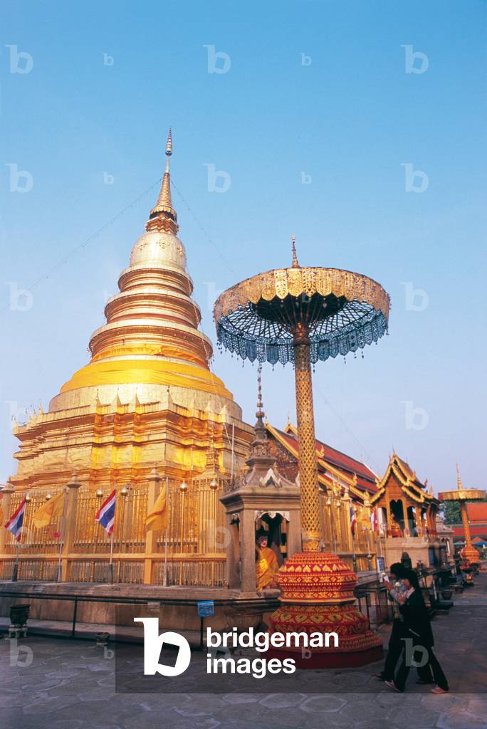 Thailand: The main central, gilded chedi at Wat Phrathat Haripunchai, Lamphun