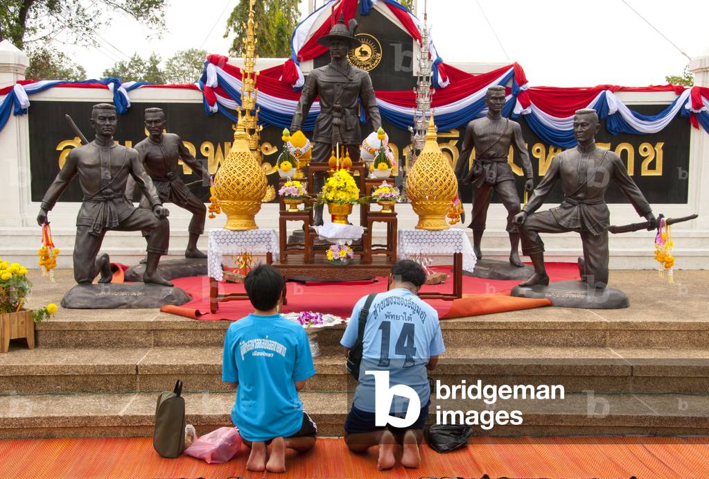 Thailand: Paying homage to King Taksin before his statue at the entrance to King Taksin Park, Chanthaburi, Chanthaburi Province