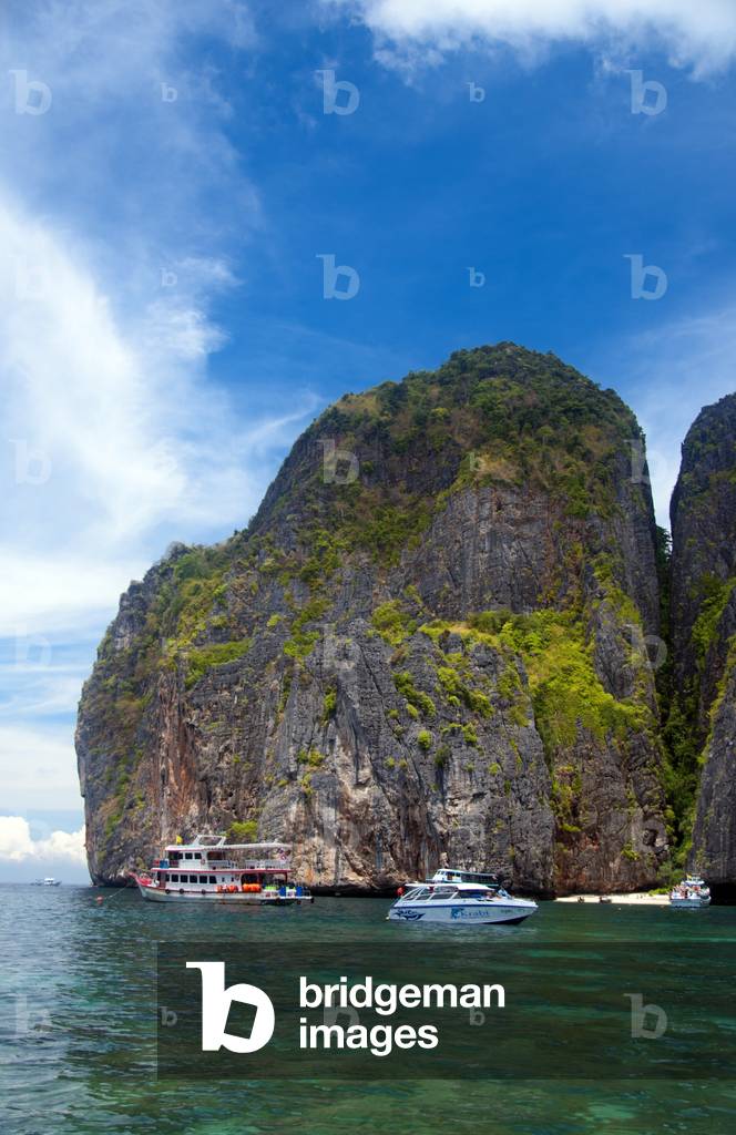 Thailand: Ao Maya (Maya Bay) made famous by the Hollywood film 'The Beach' starring Leonardo di Caprio, Ko Phi Phi Leh, Ko Phi Phi