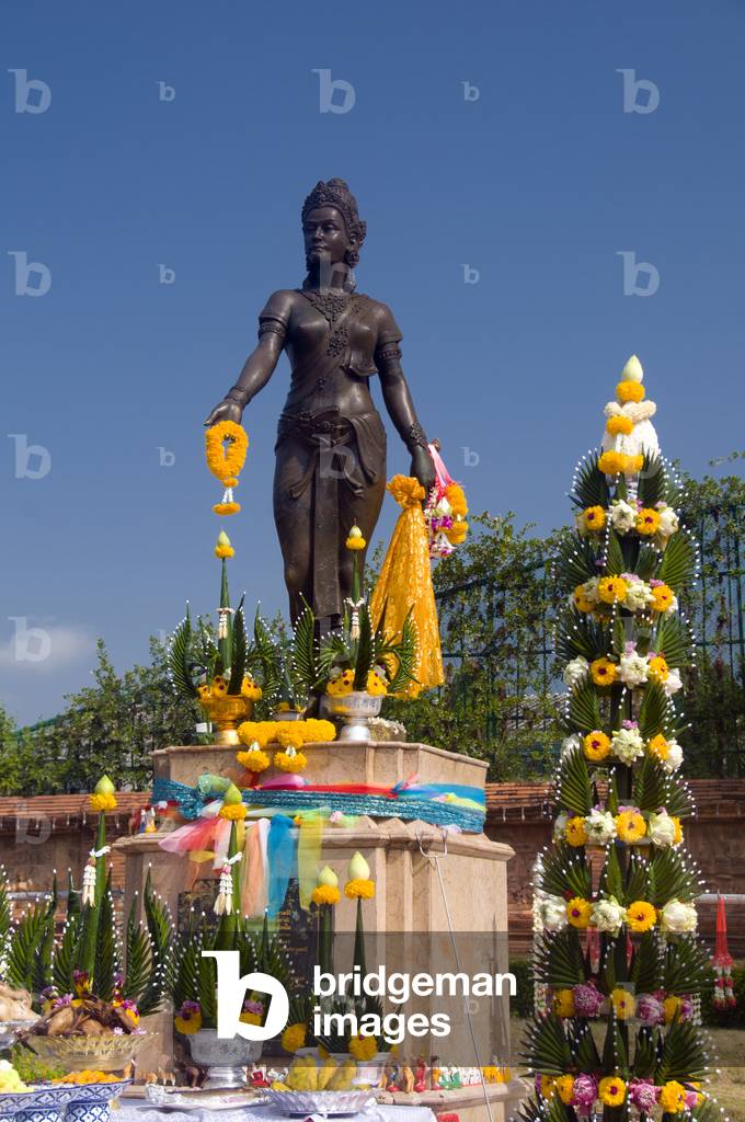 Thailand: The Queen Chamathewi statue attracts devotees, Lamphun