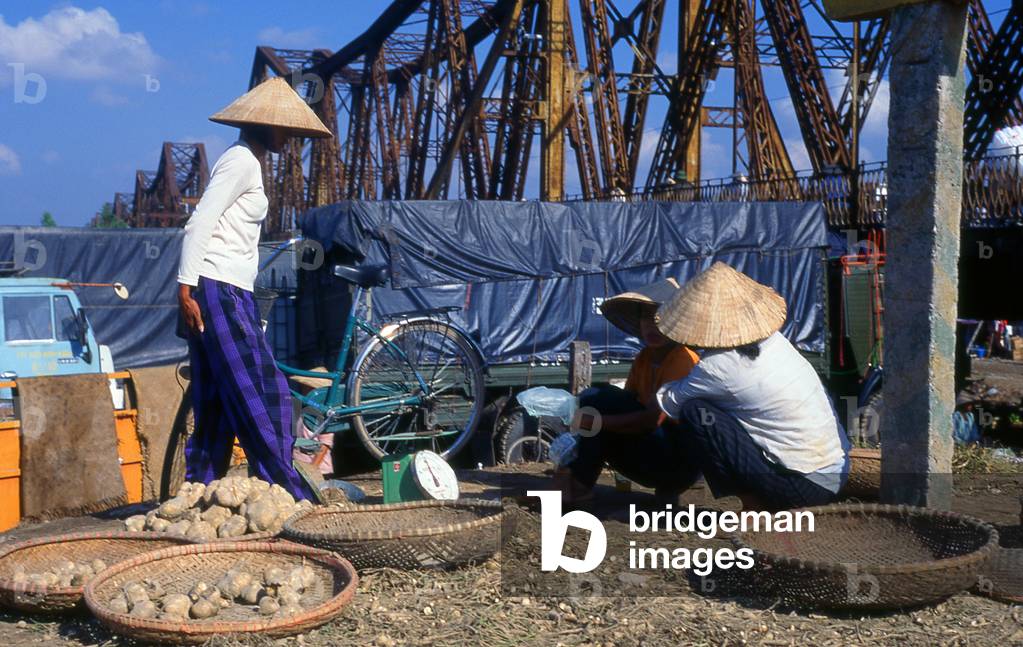 Vietnam: Garlic vendors near the Long Bien Bridge, Hanoi