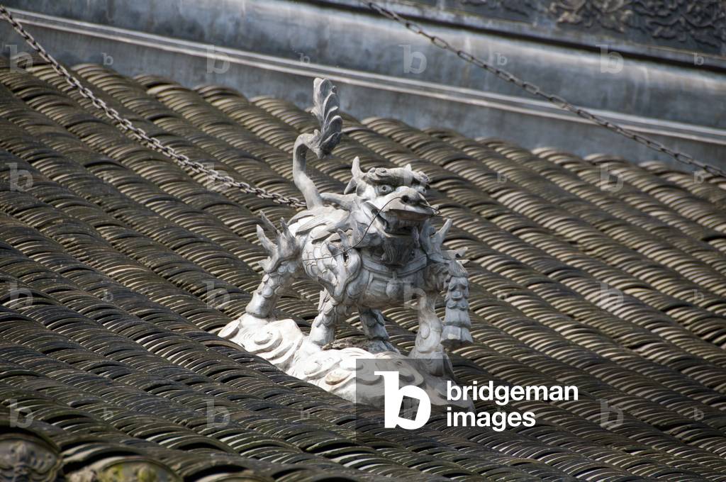 China: A mythical temple guardian on a roof in Wenshu Yuan (Wenshu Temple), Chengdu, Sichuan Province