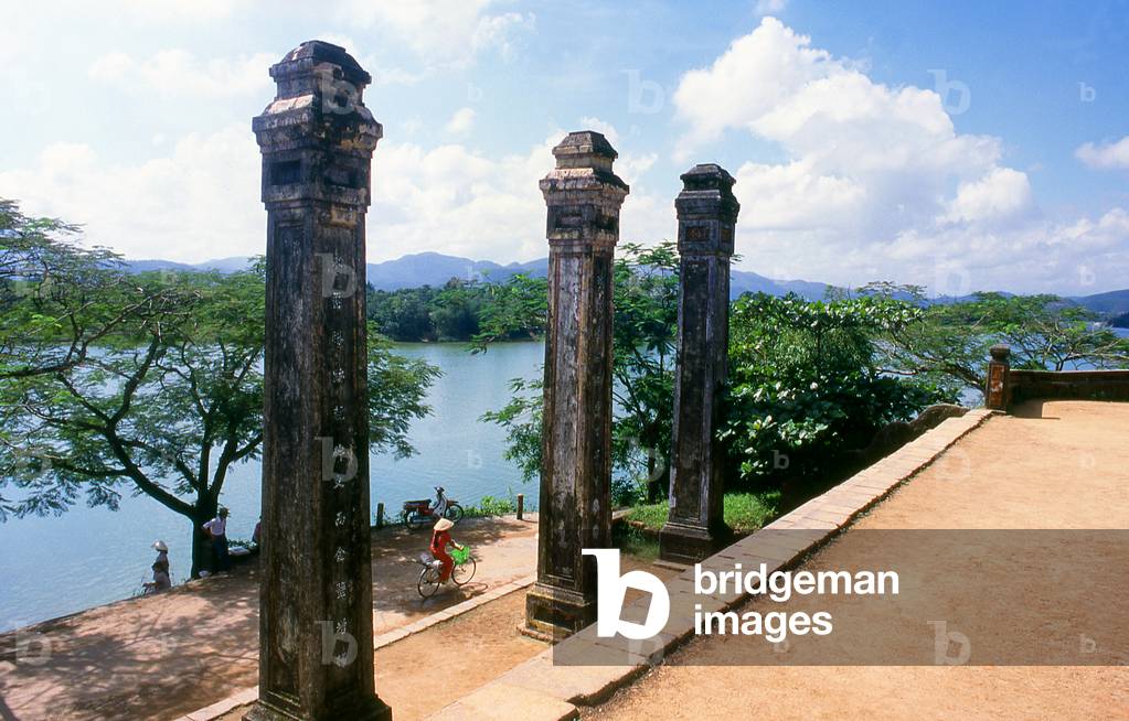 Vietnam: The Perfume River running in front of the Thien Mu Pagoda, Hue