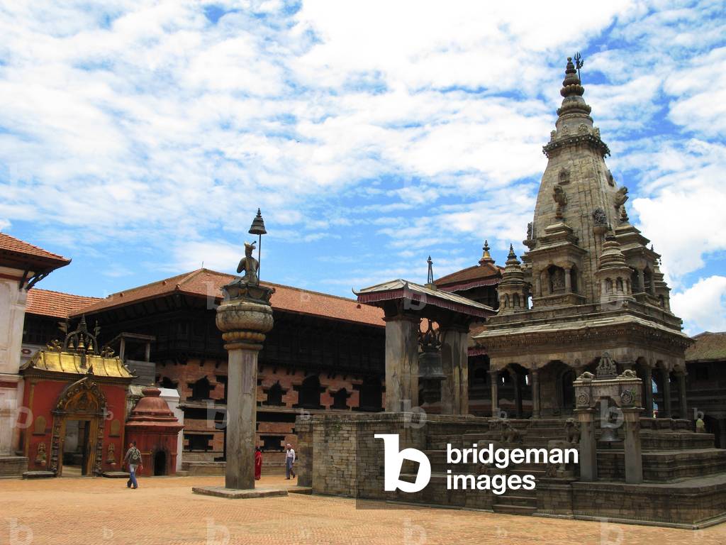 Nepal: Durbar Square with King Bhupatindra Malla sitting on top of his column (centre) looking towards the 55 Window Palace, the Vatsala Durga Temple (right) Bhaktapur, Kathmandu Valley (2008)
