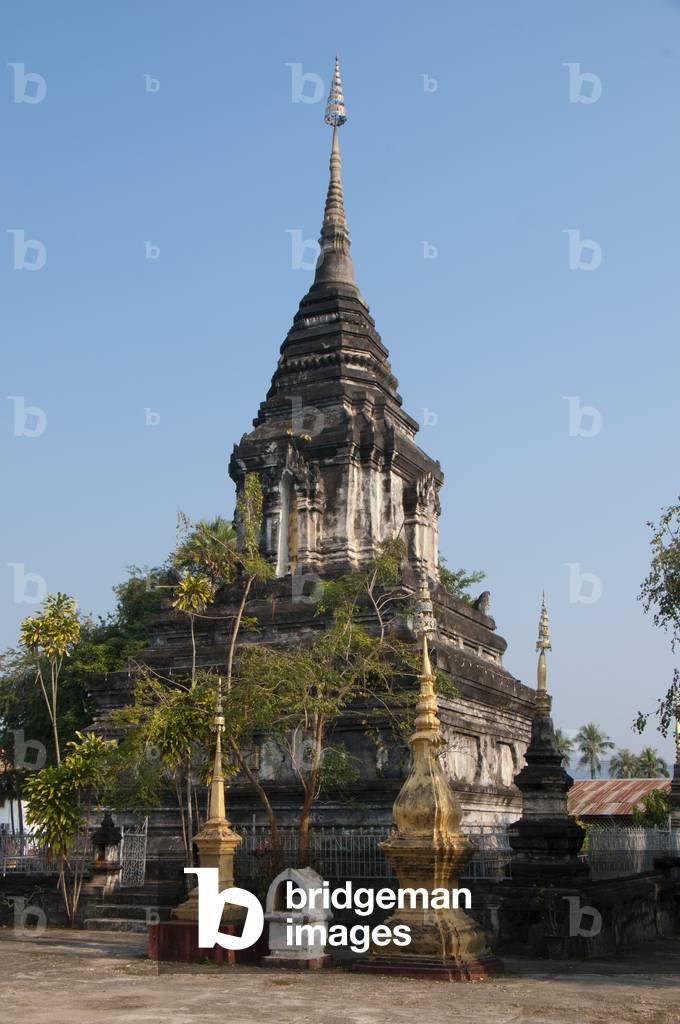 Laos: The 16th century black stupa at Wat Phra Mahathat, Luang Prabang (photo)