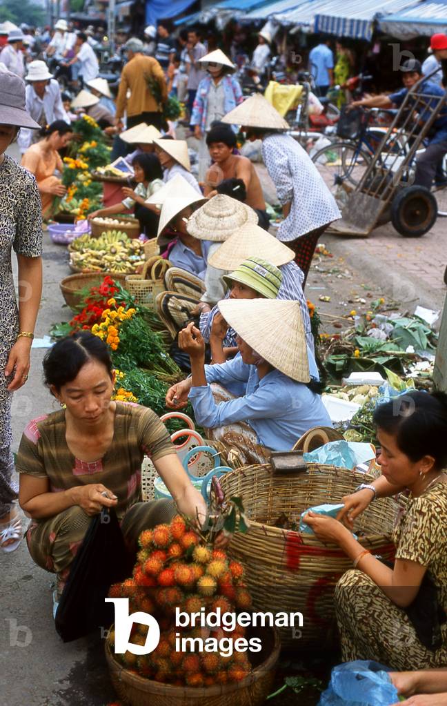Vietnam: Early morning in the fruit, vegetable and flower market at Vinh Long, Mekong Delta