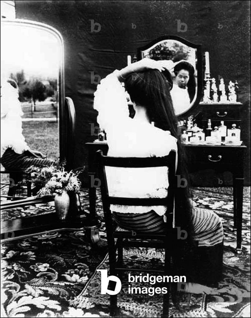 Thailand: Dara Rasmi (1873 - 1933), Princess of Chiang Mai and Siam posing with mirrors to display her long hair, date unknown but late 19th century