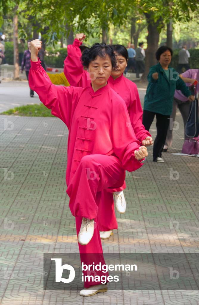 China: Renmin Gongyuan (People's Park) plays host to a variety of early morning exercise activities including Qigong and T'ai Chi. Chengdu, Sichuan Province