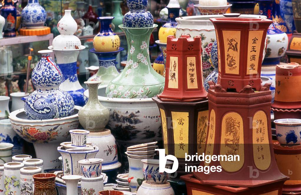 China: Ceramics for sale in Qingyuan, Guangdong Province (photo)