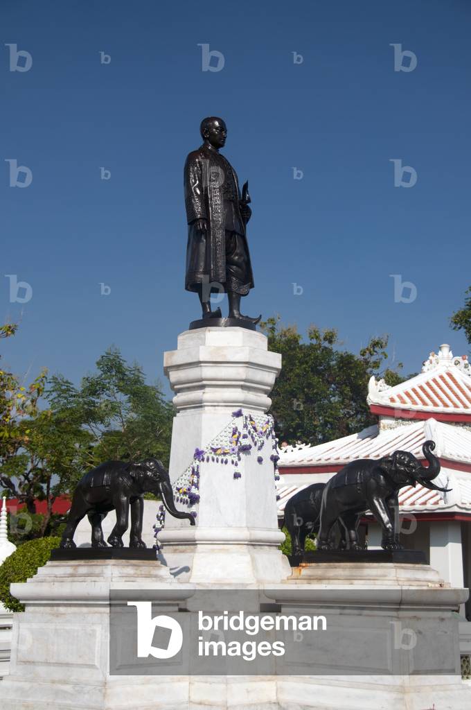 Thailand: Rama II statue at Wat Arun (Temple of Dawn), Bangkok