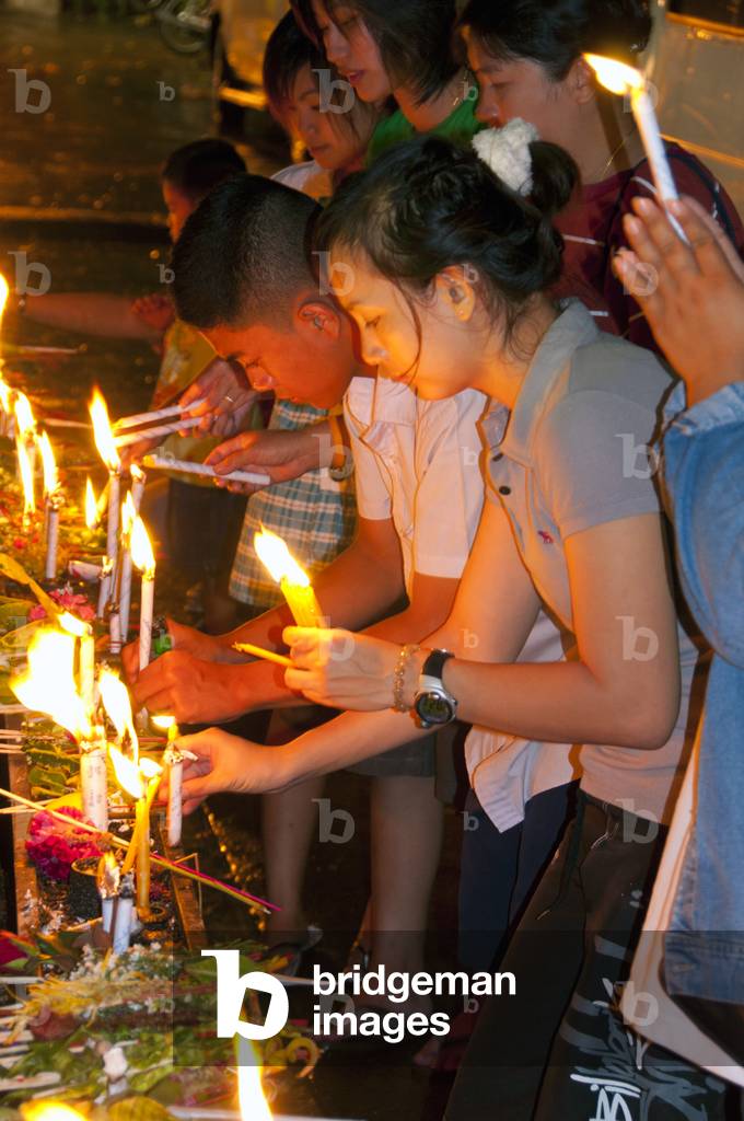 Thailand: Devotees with candles at the Inthakin or Lak Mueang Festival, Wat Chedi Luang, Chiang Mai