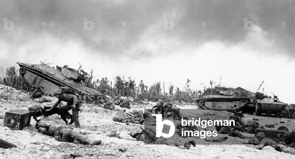 Japan / USA: Supported by tanks, marines of the 1st U.S. Division inch their way up the beach of Peleliu, Battle of Peleliu, September-November 1944