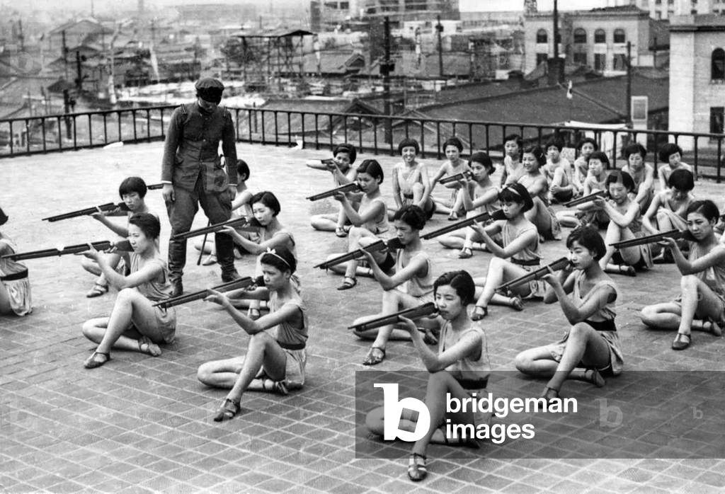 Japan: Japanese women rehearse a patriotic dance on a rooftop in Osaka during the Second Sino-Japanese War, July 1938 (photo)