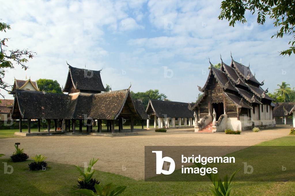 Thailand: The rare cruciform mondop (left), cloister and viharn at Wat Ton Kwen, Chiang Mai