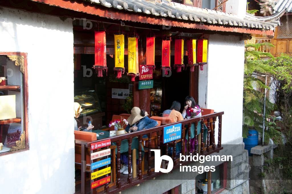 China: Pizza restaurant near Old Market Square (Sifang Jie), Lijiang Old Town, Yunnan Province