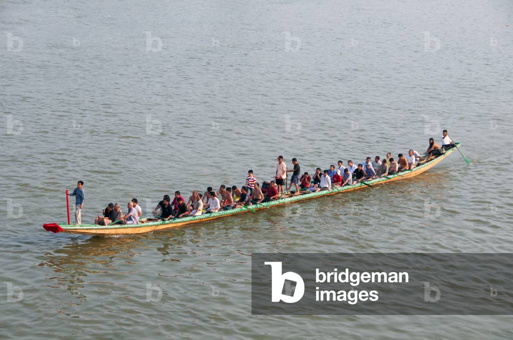 China: Dragon boat and its crew on the Li River, Guilin, Guangxi Province