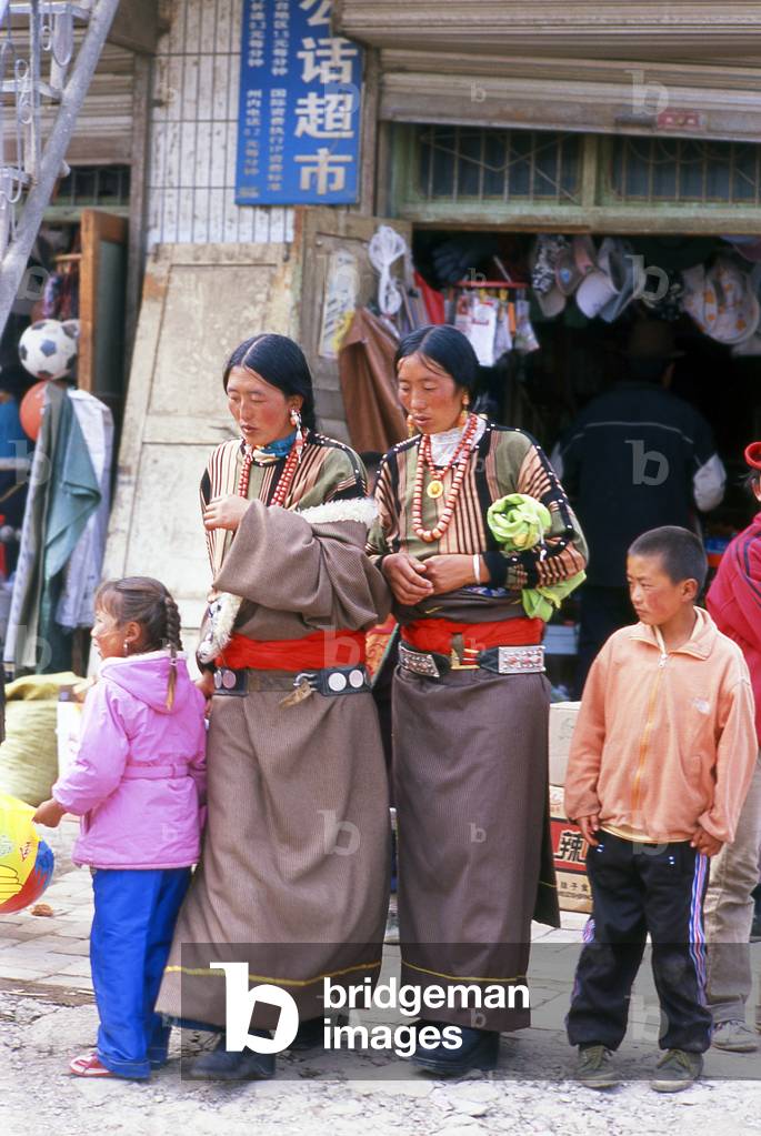 China: Tibetan women in the market near Labrang Monastery, Xiahe, Gansu province