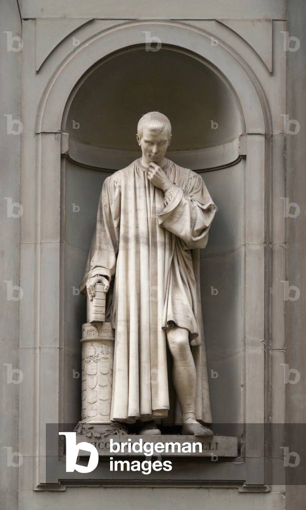 Italy: Niccolo Machiavelli (1469 - 1527), Florentine historian, diplomat, political philosopher and writer. 19th century statue outside the Uffizi Gallery, Florence, Italy. Sculpted by Lorenzo Bartolini