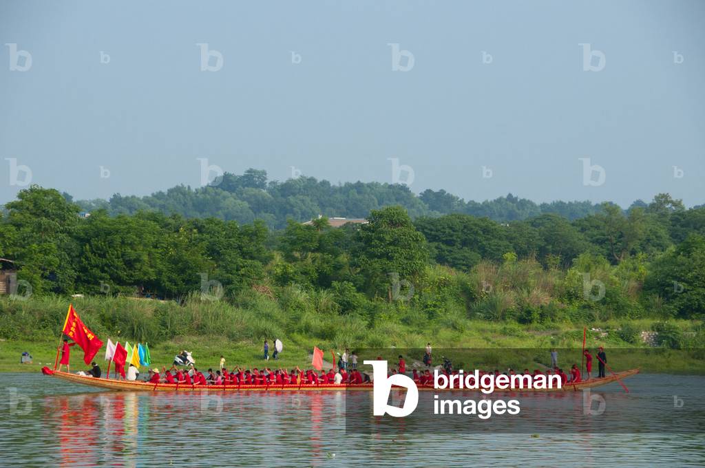 China: Dragon boat and its crew on the Li River, Guilin, Guangxi Province