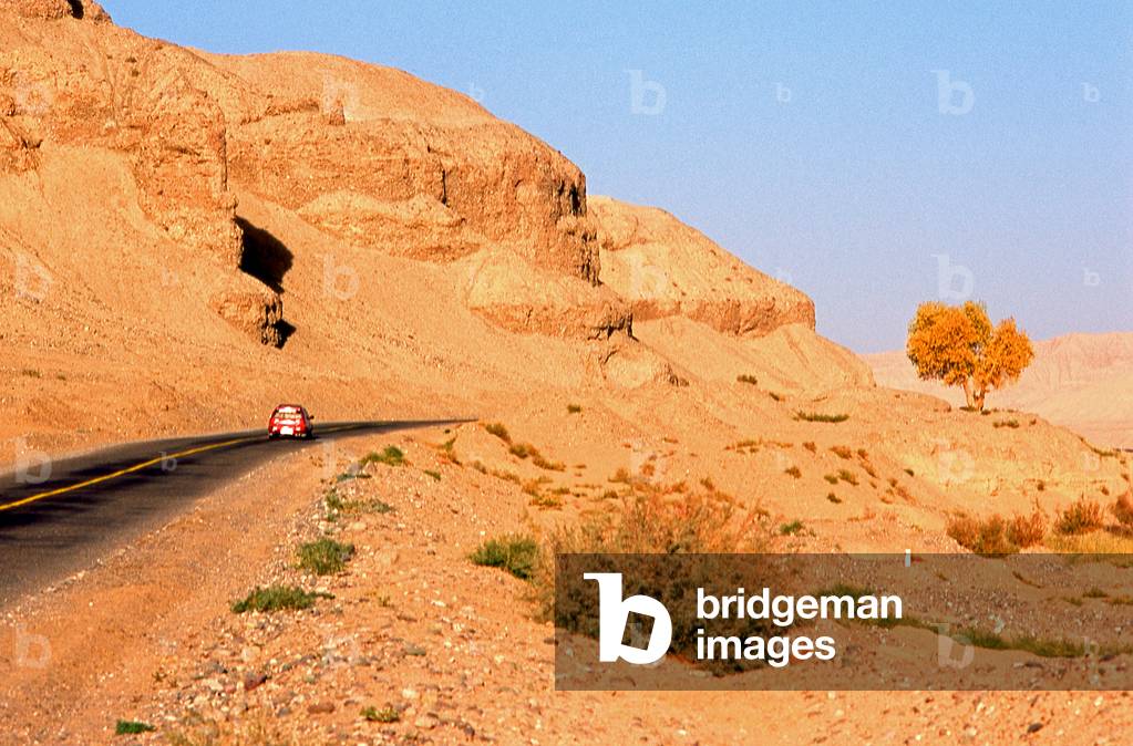 China: The foothills of the Kunlun Shan (Kunlun Mountains) near Karghilik (Karghalik or Kargilik), Xinjiang Province (photo)