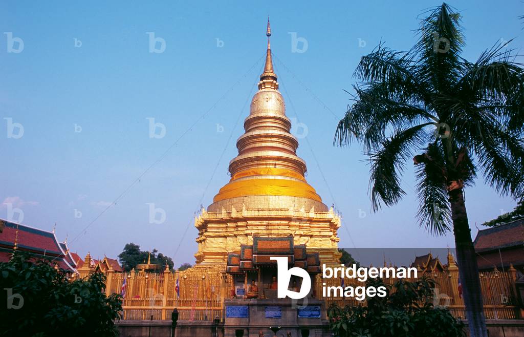 Thailand: The main central, gilded chedi at Wat Phrathat Haripunchai, Lamphun