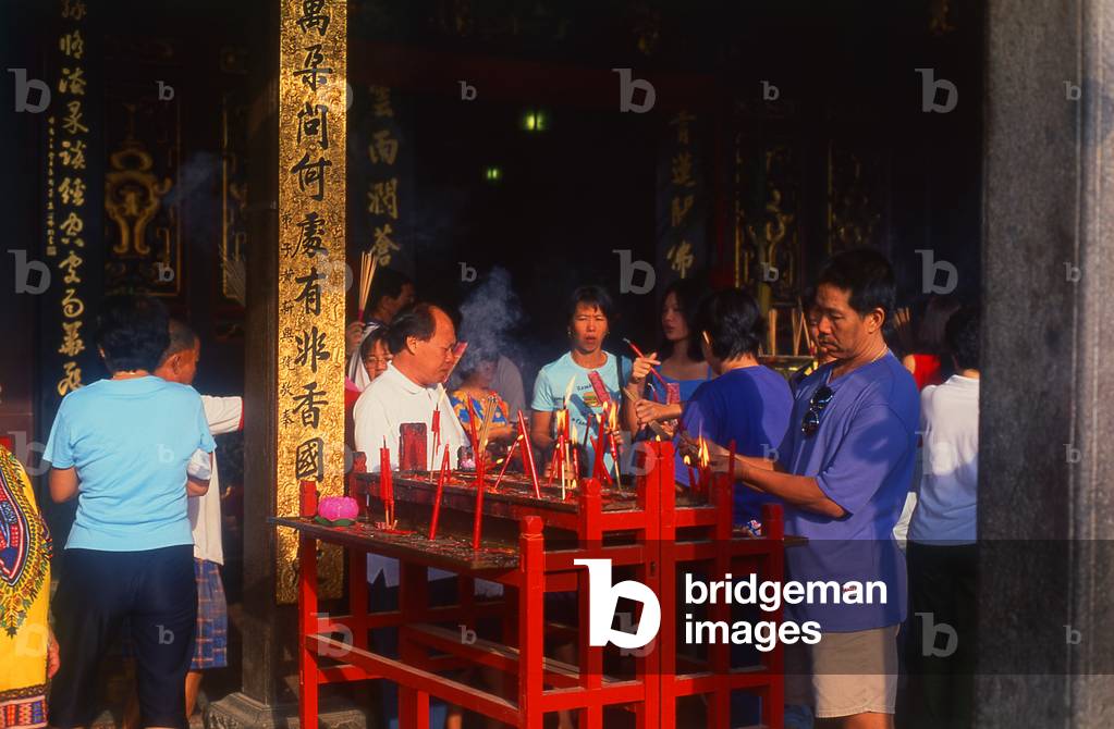 Malaysia: Chinese devotees light incense at the Cheng Hoon Teng Temple (Temple of Green Cloud), Malacca