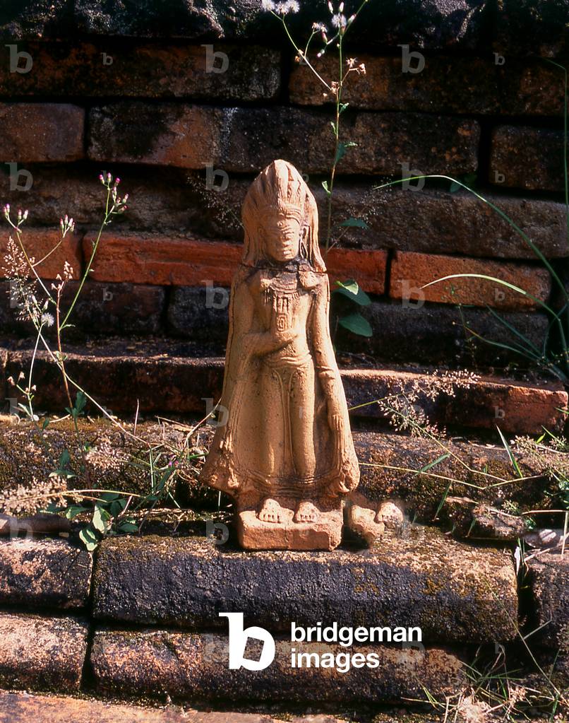 Thailand: Votive statue on base of chedi at Wat Sang Ka in the grounds of the Chiang Mai College of Drama and Arts, Suriyawong Soi 5, Chiang Mai