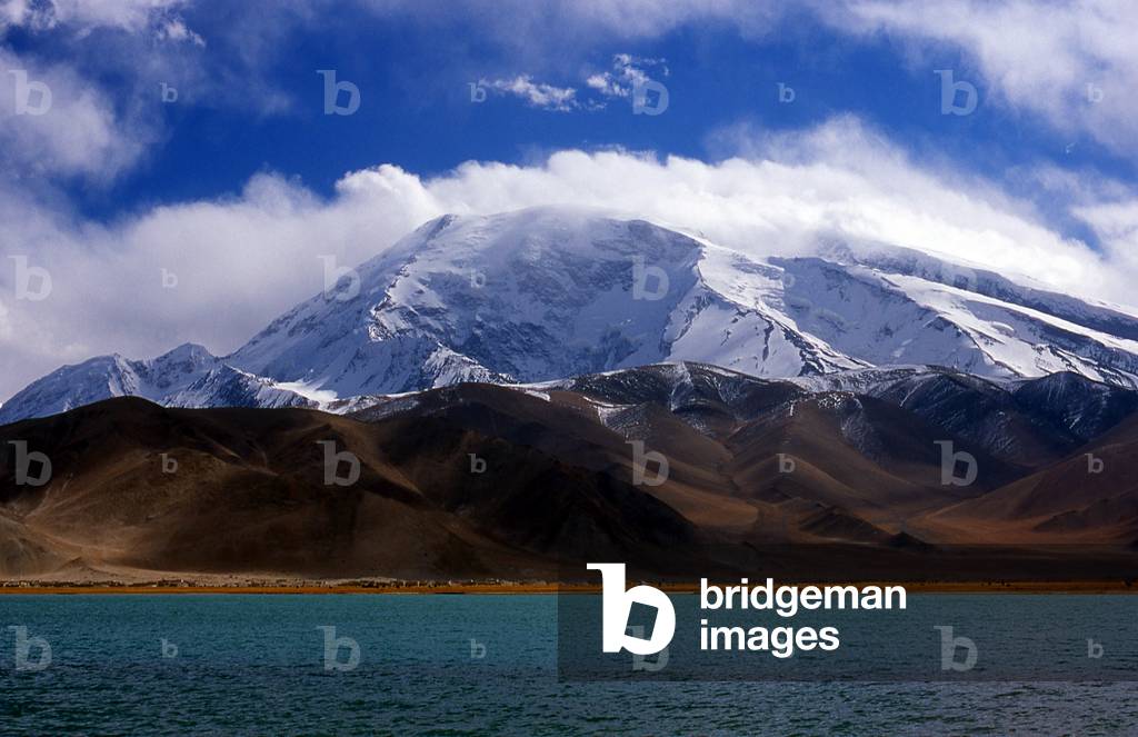 China: Muztagh Ata (Ice Mountain Father) next to Lake Karakul on the Karakoram Highway, Xinjiang