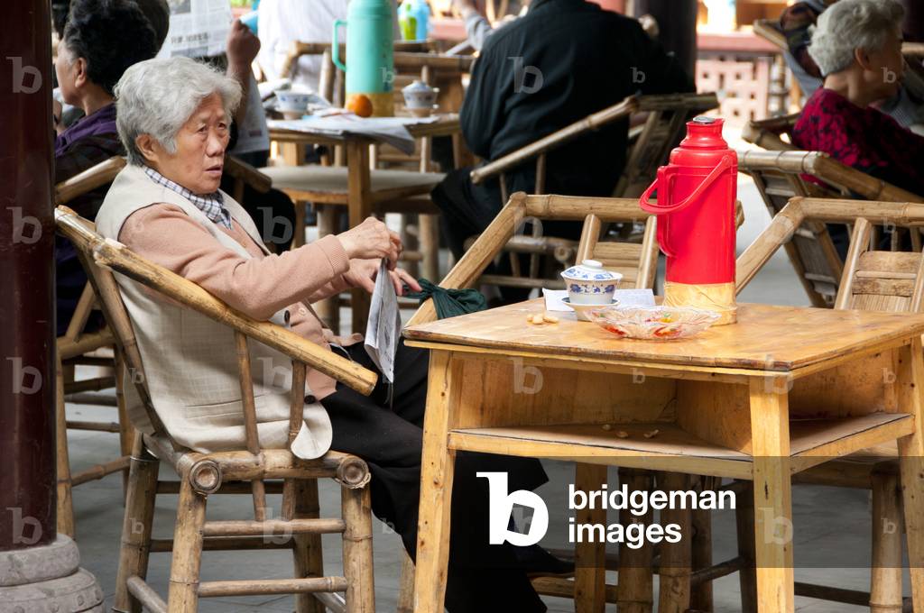 China: Reading the newspaper in a tea house in Renmin Gongyuan (People's Park), Chengdu, Sichuan Province