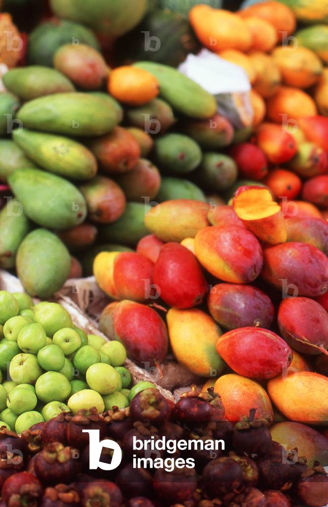 China: Fresh fruit including a variety of mangoes for sale in a market in Haikou, Hainan Province (photo)