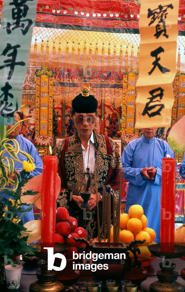 Taiwan: A Taoist priest and Taipei businessmen (in blue) take part in a Taoist ritual at Dalongdong Baoan Temple, Taipei